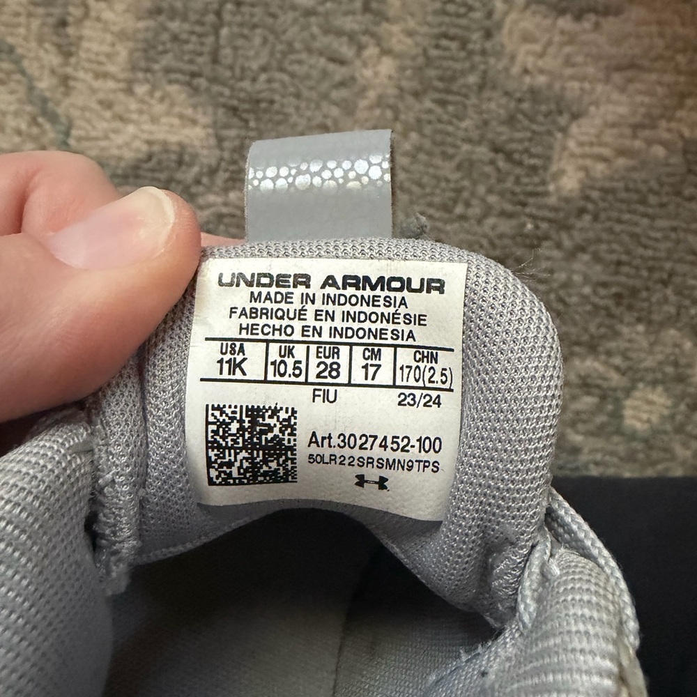 Under Armour Kids Gray and White Cleats - Picture 6 of 6